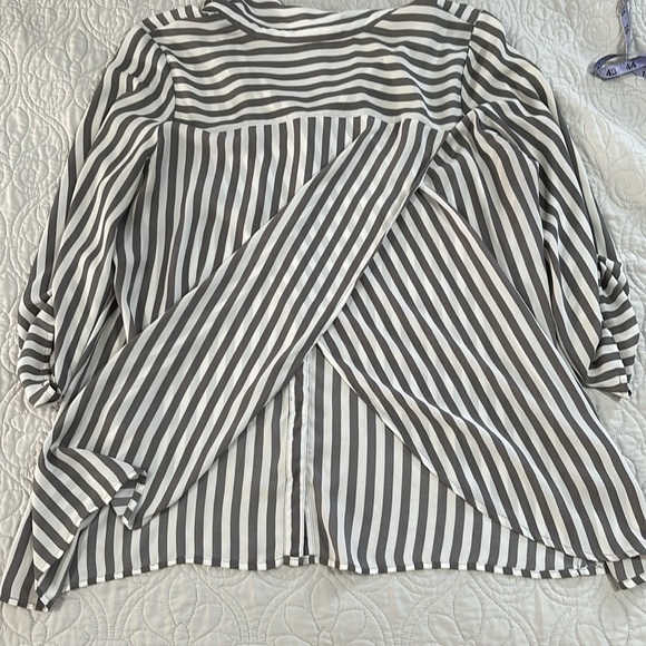 Reitmans Gray and White Striped Button up Tunic with split back size XL - Picture 5 of 7